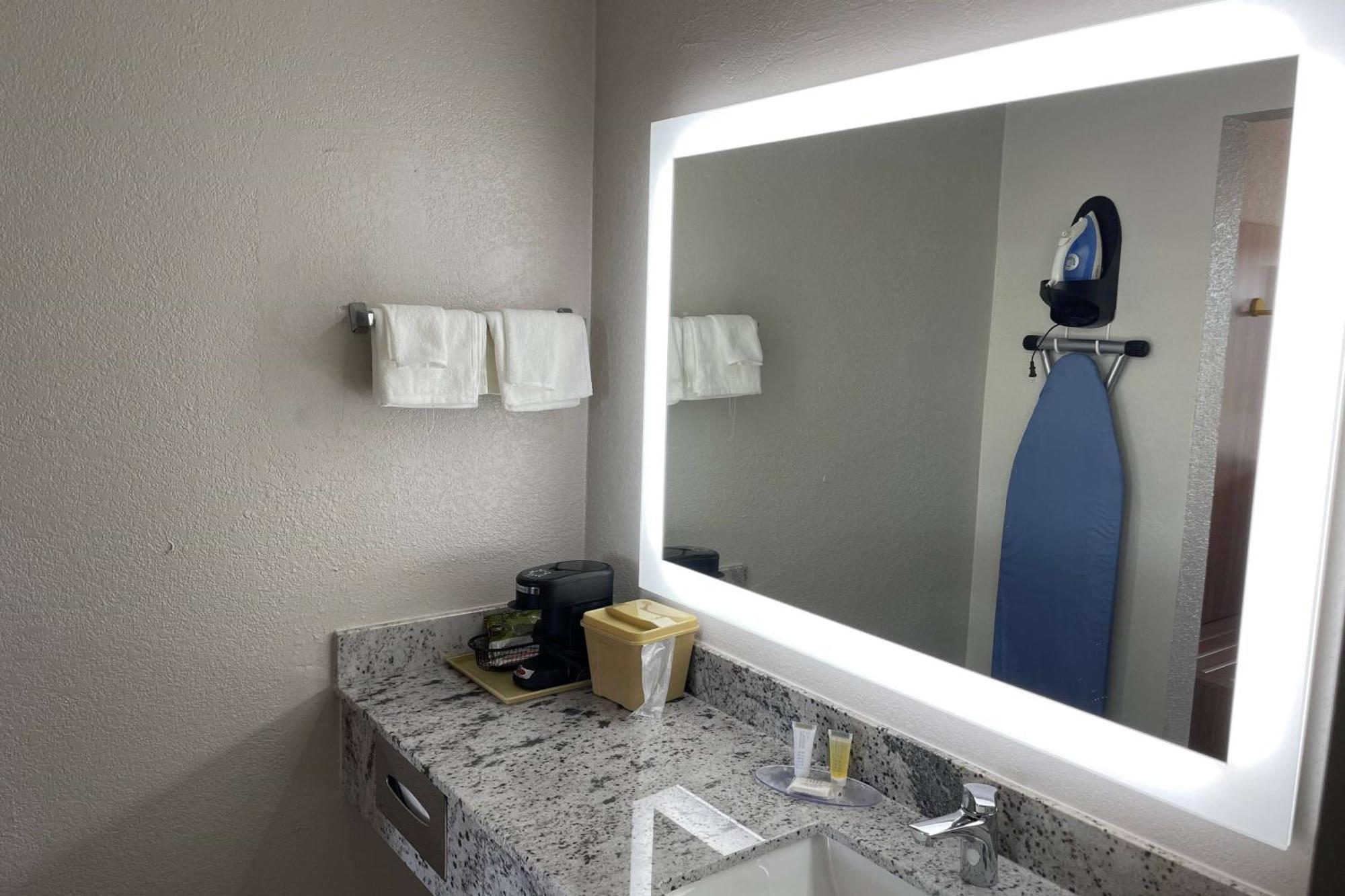 Days-Inn By Wyndham Montgomery I-85 Eksteriør billede